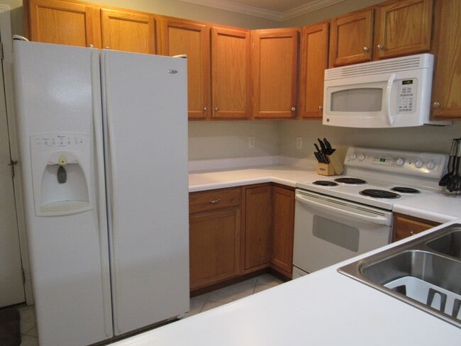 Building Photo - Lakefront 2 bedroom Condo For Rent