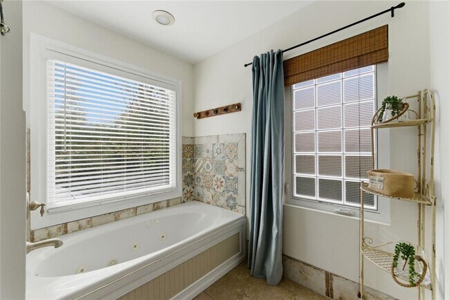 Building Photo - 302 Hascall Rd NW