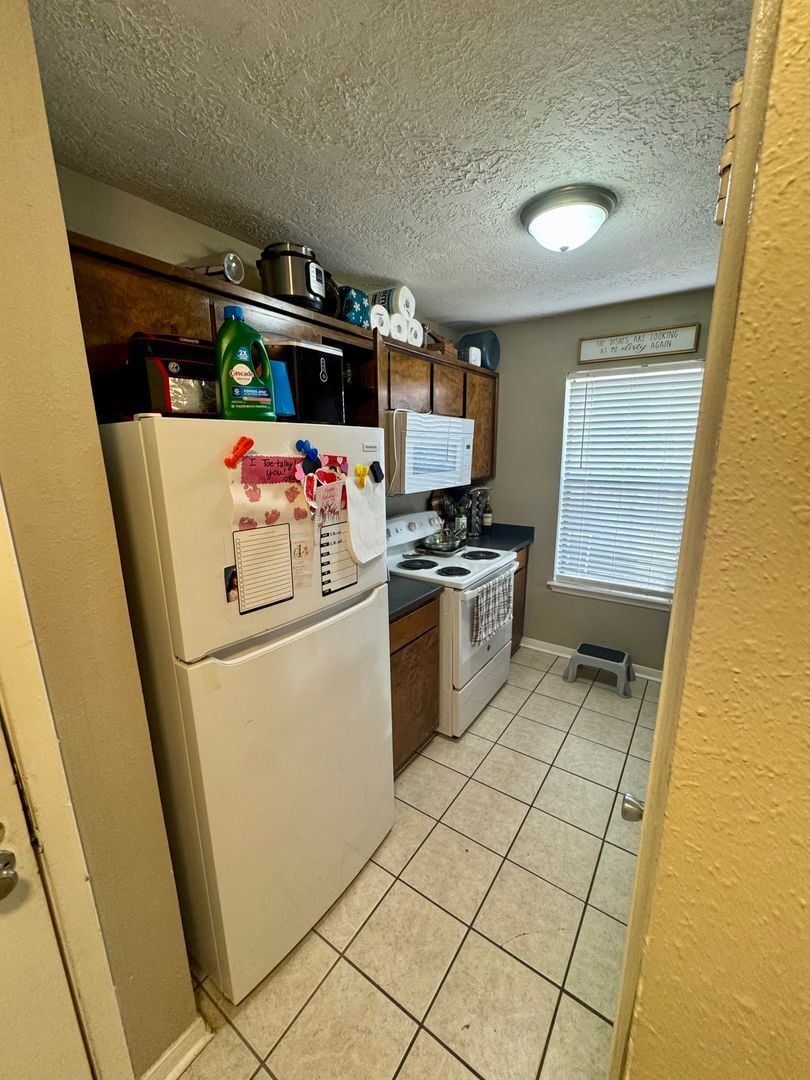 Building Photo - AUGUST PRE-LEASE!!!  3 Bedroom 2 Bathroom Duplex on Bus Route