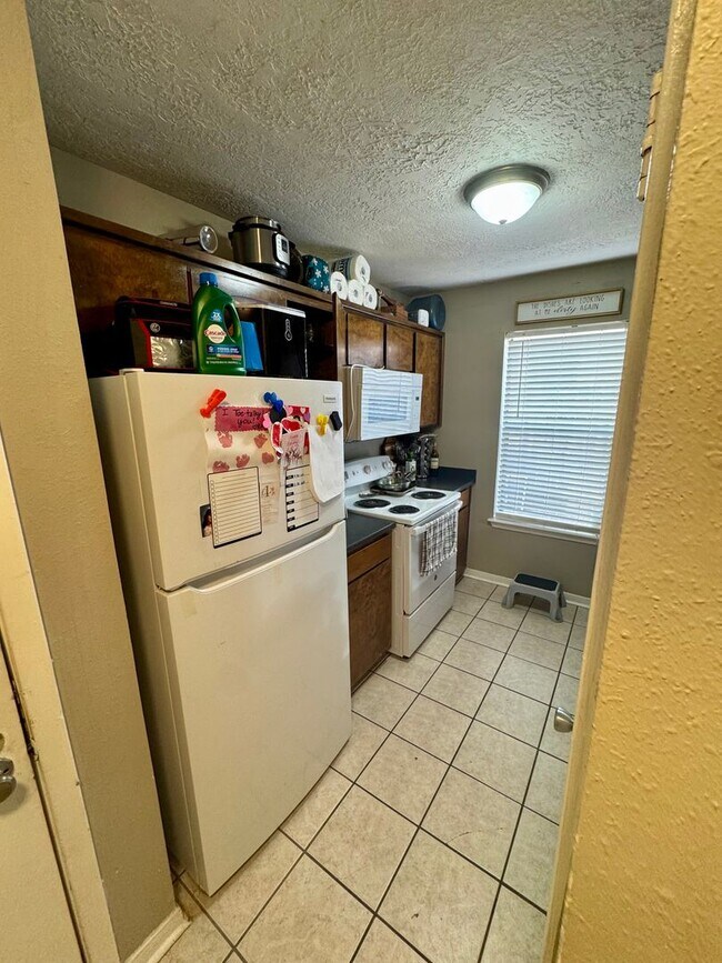 Building Photo - AUGUST PRE-LEASE!!!  3 Bedroom 2 Bathroom Duplex on Bus Route