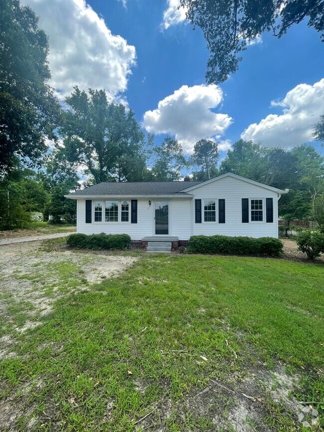 Building Photo - 3 Bedroom 1 Bath Ranch In Fountain Inn!!!!...