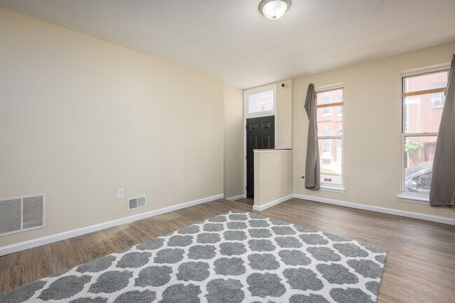 Building Photo - Beautifully renovated 4 BR/ 2 BA