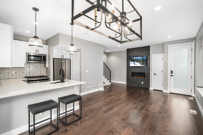 2185 S Cherokee- Main Floor - 2185 S Cherokee St