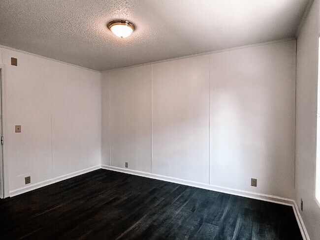 Building Photo - Spacious 4-Bed, 3-Bath Retreat on Greenhill Rd – 2000 Sq Ft of Charleston Charm!