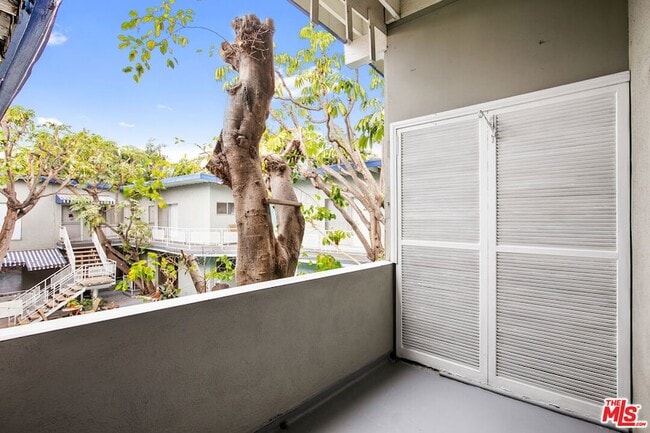 Building Photo - 941 N San Vicente Blvd