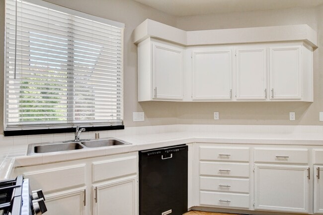 Building Photo - 5155 W Tropicana Ave