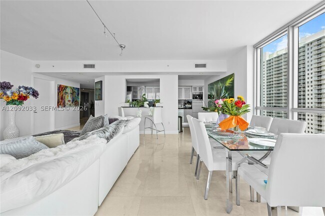 Building Photo - 1331 Brickell Bay Dr