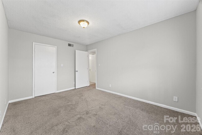 Building Photo - 5805 Hunting Ridge Ln