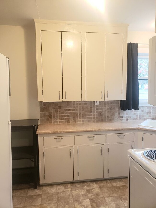 Building Photo - Charming Cottage in Woodburn with Large Yard!