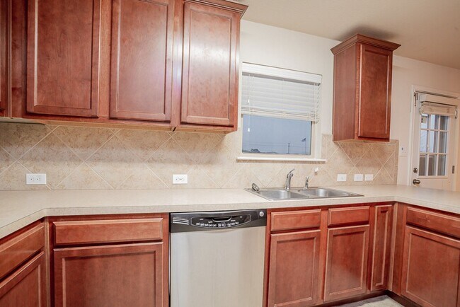 Building Photo - Beautiful 4/BR 2.5/BA Home with Incredible...