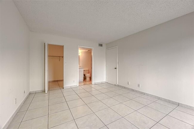 Building Photo - 9818 Nob Hill Ct