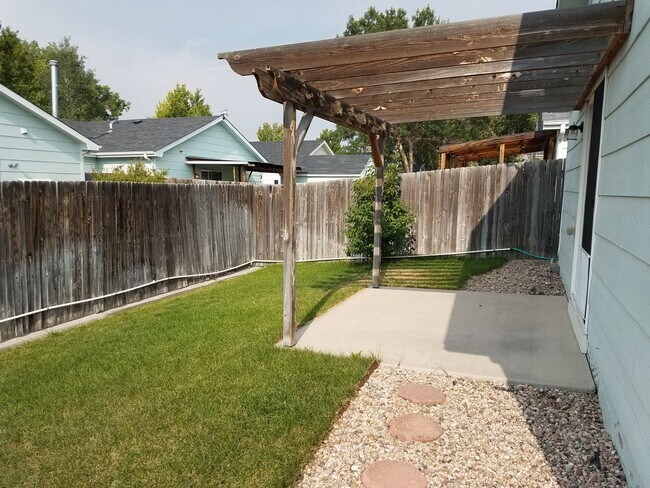Building Photo - House For Lease