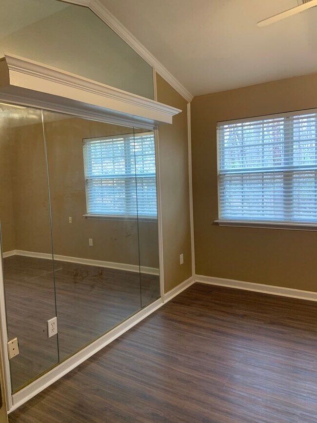 Building Photo - 2 bedroom townhome in Chelsea Commons