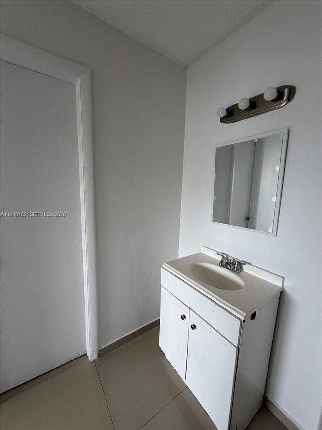 Building Photo - 300 NE 1st Ct