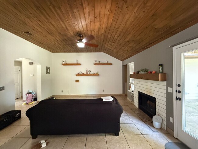 Building Photo - Unique single-story home for lease in the ...