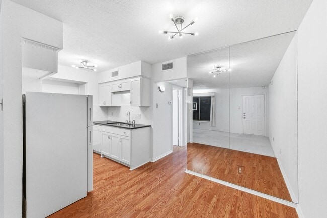 Building Photo - 505 W 7th St