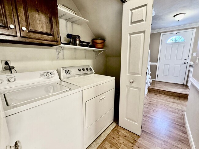 Building Photo - Available 11-14-25! Lakefront Townhome w/2...