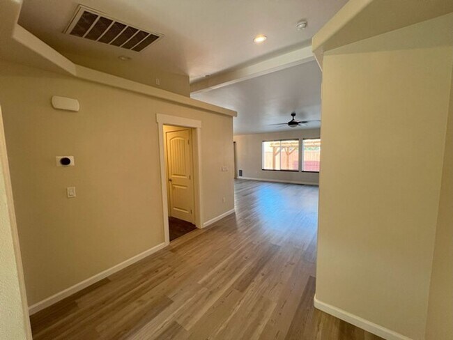 Building Photo - Three Bedroom on the Golf Course in Fer...
