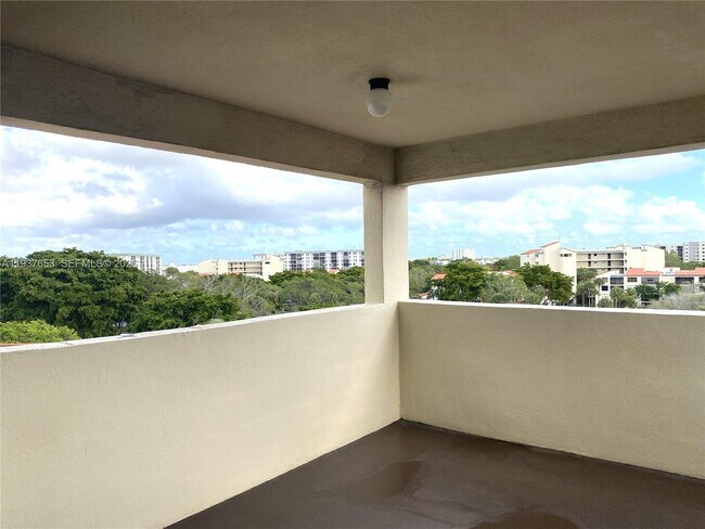 Building Photo - 2322 S Cypress Bend Dr