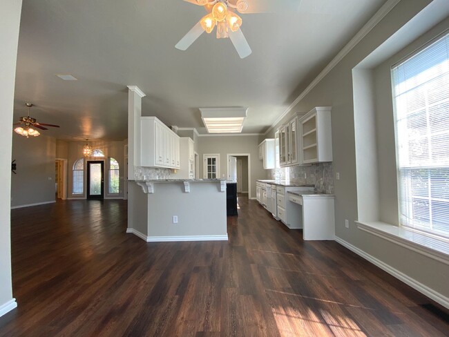 Building Photo - Absolute Dream in NW OKC!!