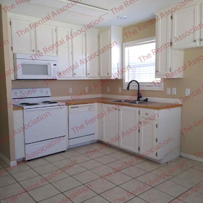 Building Photo - 629 S Barnett Springs St