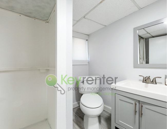 Building Photo - No Broker Fee! Bright & Spacious 3-Bed, 2-...