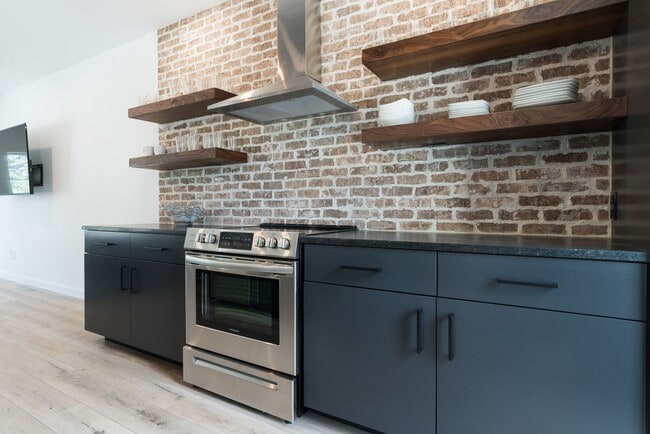 Building Photo - Modern 4 bedroom 3 bath near Razorback campus - 2nd story loft