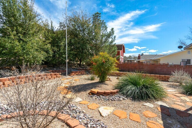 Building Photo - Spacious Stand Alone Home