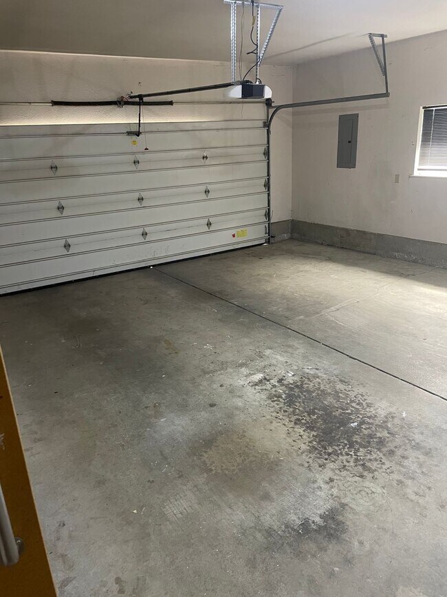 Building Photo - Pet Friendly Charming 3 Bedroom Home with ...