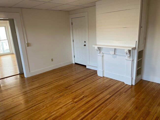 Building Photo - 281 Main St