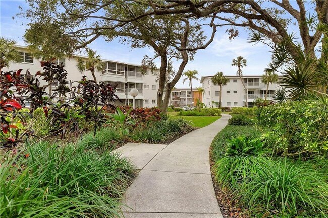 Building Photo - 2207 Sunset Dr