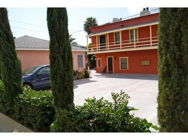parking lot - 1424 E Florida St