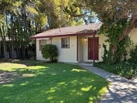 Building Photo - Large 2 bedroom 1.5 Bath Westside Duplex (...