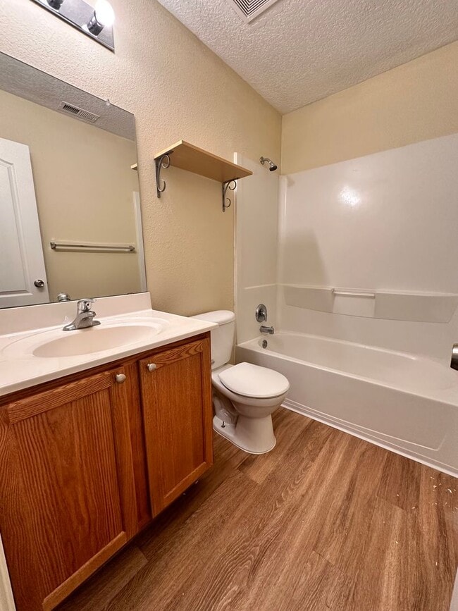 Building Photo - Super cute 3 bed 2 bath home in Huning Ranch. MOVE IN SPECIAL! 1/2 OFF 2ND MONTHS RENT!