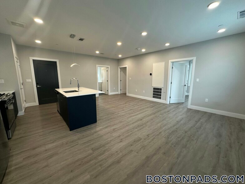 Building Photo - 656 Saratoga St