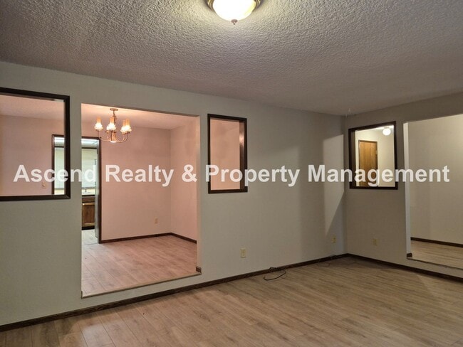 Building Photo - One Level Ranch Greenway Neighborhood Fenc...