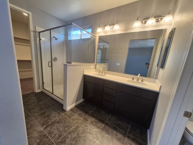 Building Photo - 4 Bedroom 2.5 bath Available now