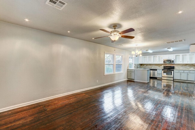 Building Photo - Remodeled Retreat w/ Covered Patio, Front ...