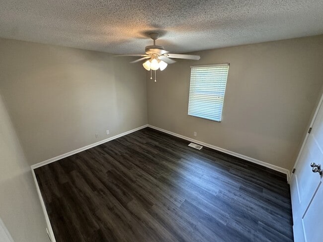 Building Photo - 116 SE Springdale Dr