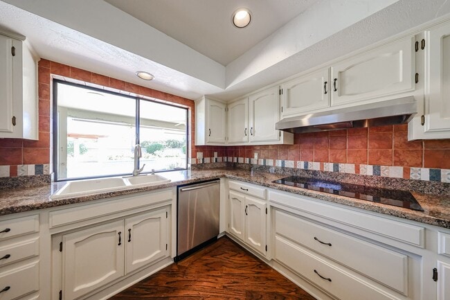 Building Photo - Scottsdale Country Club Living!