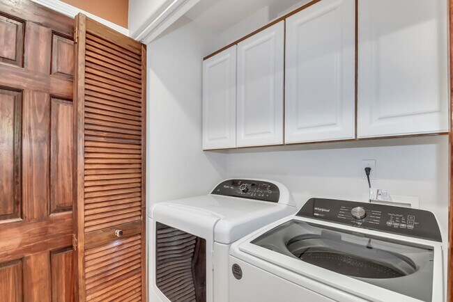 Building Photo - Pet Friendly, Fully Furnished Home in Keau...