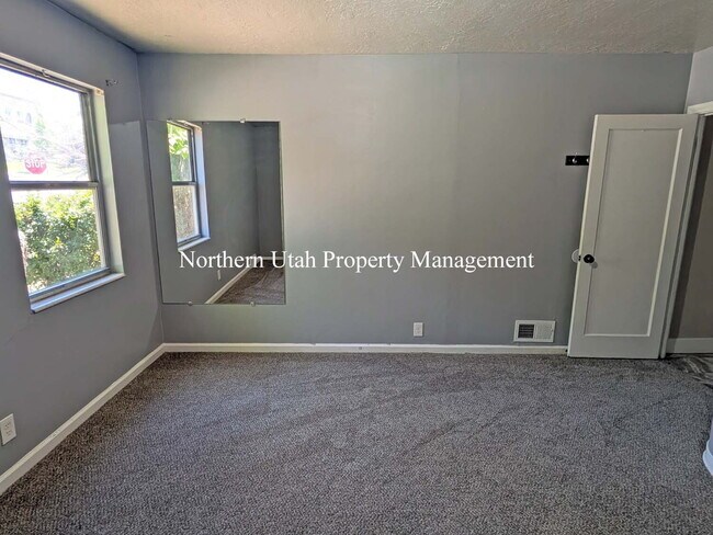 Building Photo - New Paint - 3 Bed 1 Bath
