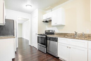 Building Photo - 1960 Camelot St