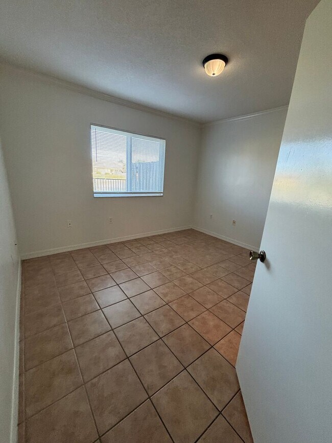 Building Photo - Beautiful 2/2 First-Floor Condo with Lake View in Homestead