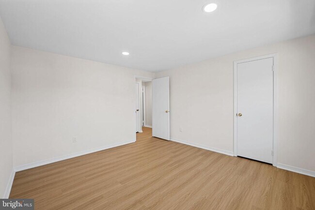Building Photo - 3301 Fallowfield Dr