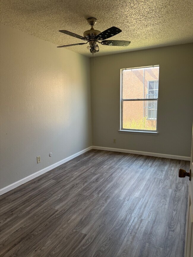 Building Photo - 912 San Pedro Dr SE