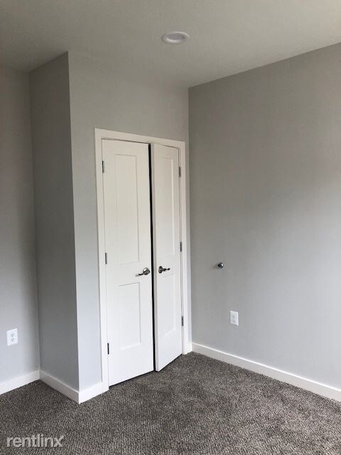 Building Photo - 3 br, 2.5 bath Townhome - 530 E 27th St