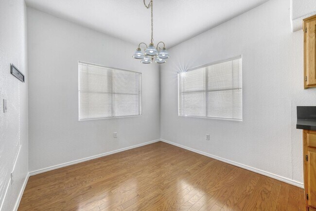 Building Photo - Adorable 1st Floor Condo In Gated Community!