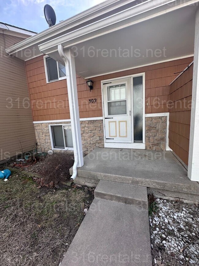 Building Photo - $895 - 2 bed 1.5 bath - Recently Remodeled...