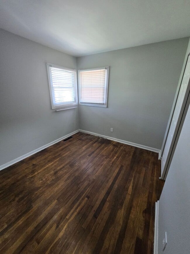 Building Photo - 3 BEDROOM SINGLE FAMILY